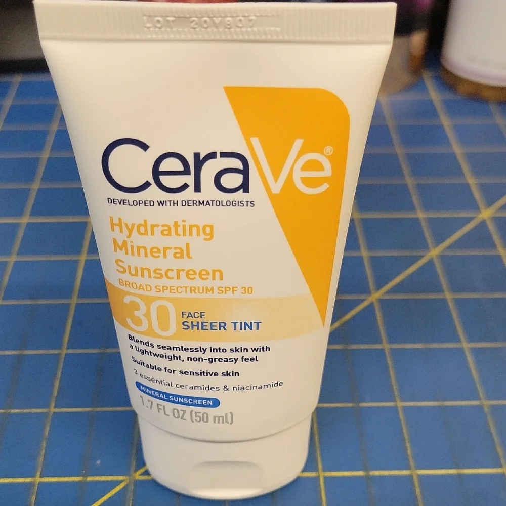 CeraVe Hydrating Mineral Sunscreen SPF 30 - 50ml New Tube